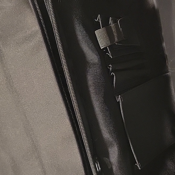 Solo black briefcase with a pullout sleeve for your laptop in black. - Picture 6 of 6